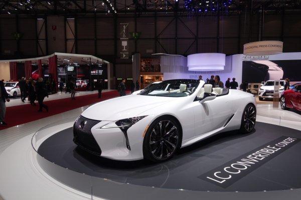 Lexus iki aracın prömiyerini yaptı