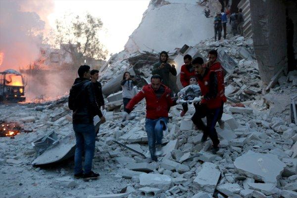 İdlib'e yoğun hava saldırıları sürüyor