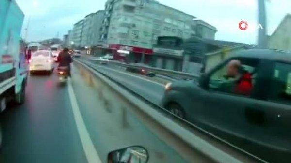 Motosikletli otomobil sürücüsüne saldırdı