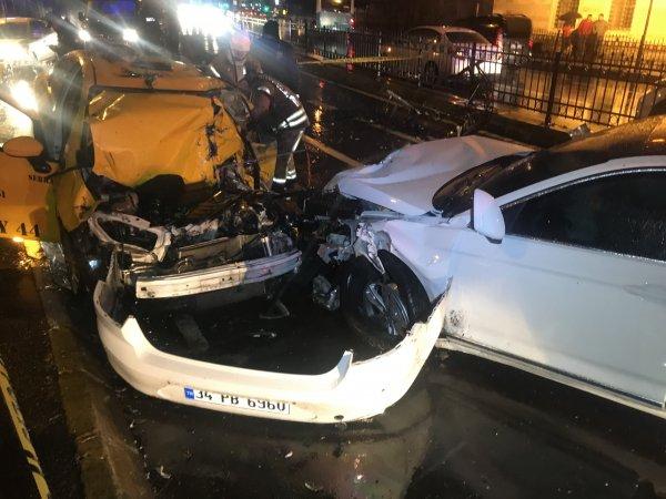 Beşiktaş'ta otomobil ile taksi kafa kafaya çarpıştı