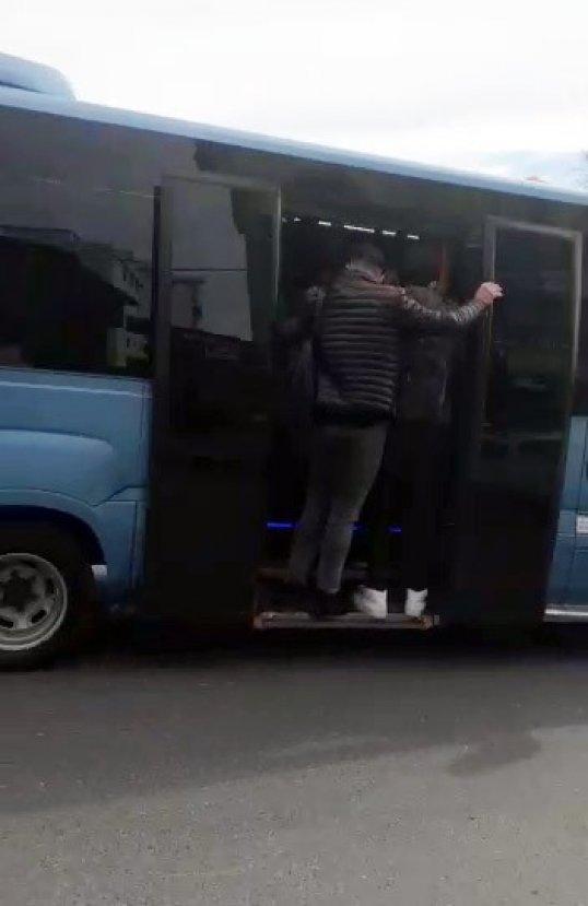 Maltepe'de minibüsün kapısında tehlikeli yolculuk