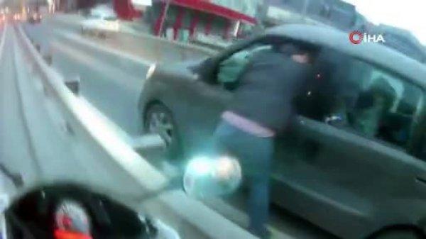 Motosikletli otomobil sürücüsüne saldırdı