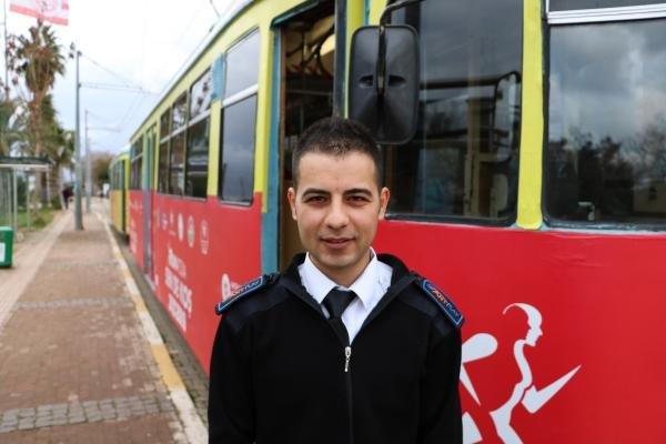 Raylar üzerindeki kedi su içsin diye seferini geciktirdi