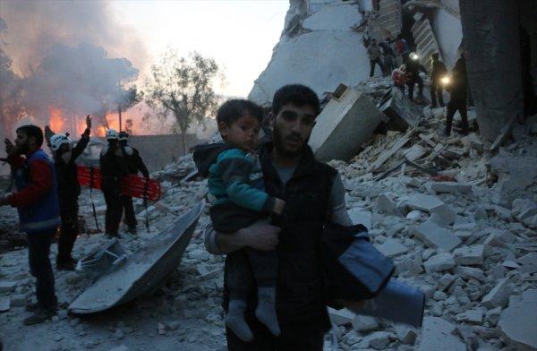 İdlib'e yoğun hava saldırıları sürüyor