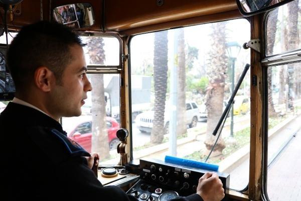 Raylar üzerindeki kedi su içsin diye seferini geciktirdi