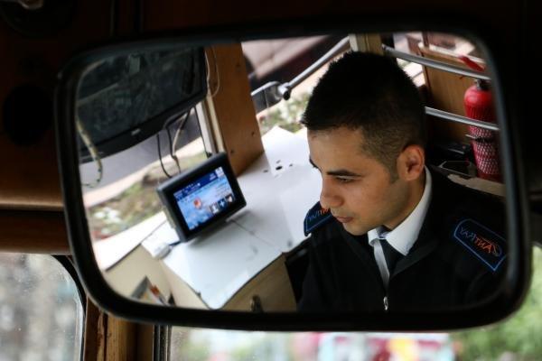 Raylar üzerindeki kedi su içsin diye seferini geciktirdi