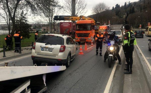 Dubaları ve direği devirdi, olay yerinden kaçtı