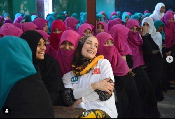 Tuba Ünsal Gamze Özçelik'in yolunda