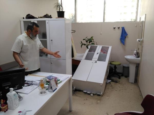 İlaç vermeyen eczacının eşi, doktoru dövdü