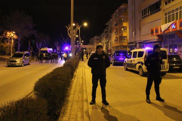 Minibüsün altına girdi, boğazına bıçağı dayadı