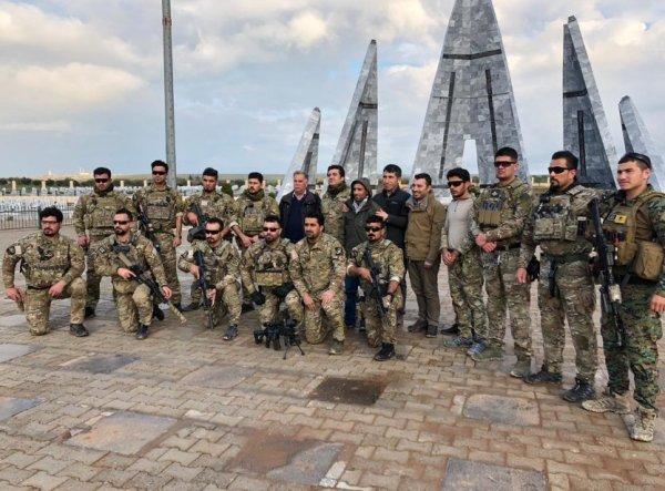 Peşmerge YPG'nin mezarını gezdi