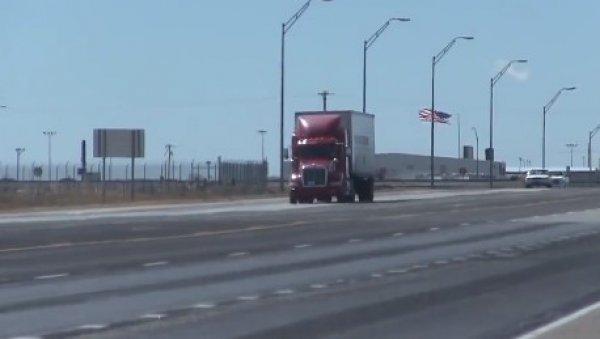 Şiddetli fırtına seyir halindeki tırı devirdi