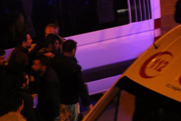 Minibüsün altına girdi, boğazına bıçağı dayadı