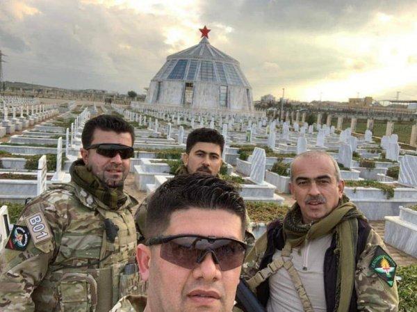 Peşmerge YPG'nin mezarını gezdi