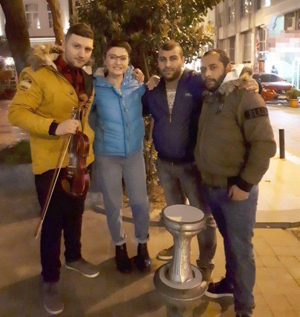 Nurgül Yeşilçay müzisyenlere bin lira bahşiş verdi