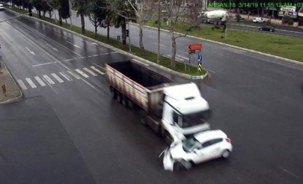 Kırmızı ışıkta geçen tır otomobile çarptı