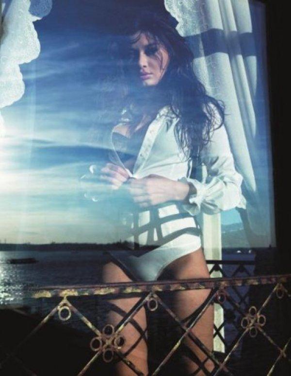 Nurgül Yeşilçay müzisyenlere bin lira bahşiş verdi