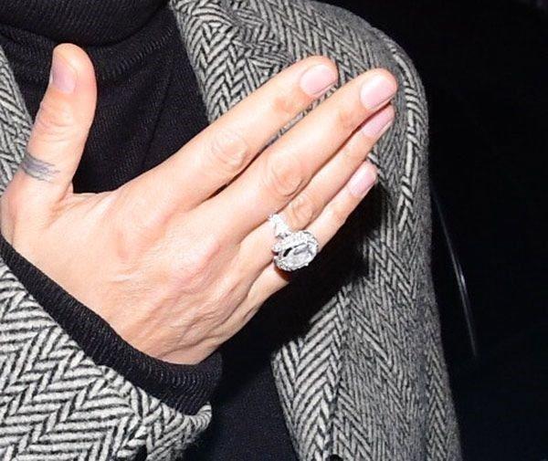 Hülya Avşar'ın 800 bin TL'lik tektaşı