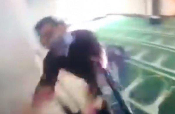 Camiye saldıran teröristi durdurmak için üzerine atladı