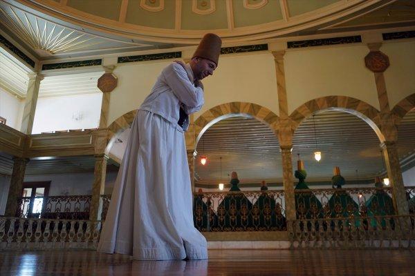 İstanbul'a semazenlik yapmaya gelen İngiliz