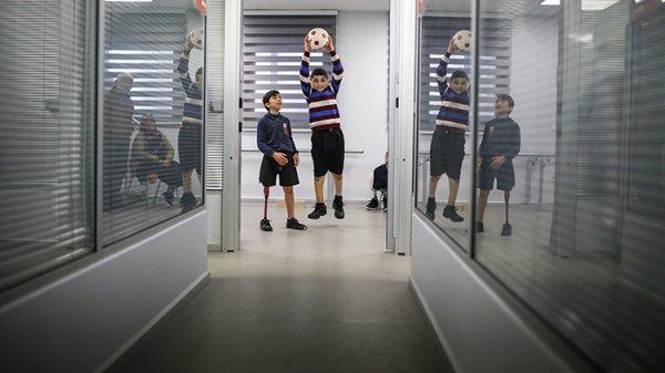 Suriyeli sakat çocuklar, protez bacaklarıyla koşacak