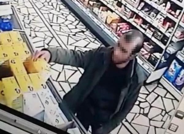 Marketteki hırsızlık güvenlik kamerasına anbean yansıdı