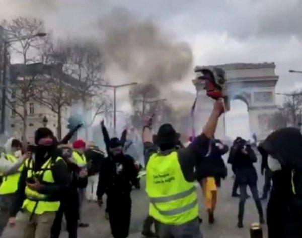 Fransa yine savaş alanına döndü