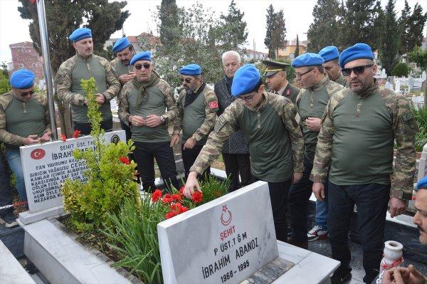25 yıl sonra şehit komutanlarının mezarında buluştular
