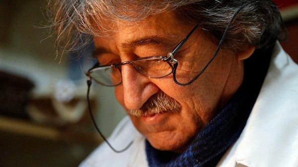 Emekli öğretmenin işlediği ahşaplar büyük ilgi görüyor