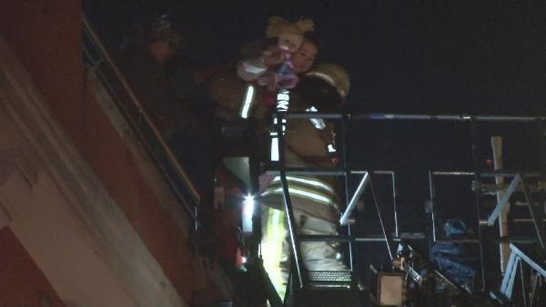 Yangında 4'ü çocuk 12 kişiyi itfaiye kurtardı