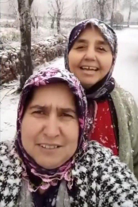 Kar yağışına sevinen Hataylı teyzeler