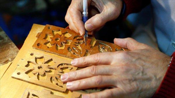 Emekli öğretmenin işlediği ahşaplar büyük ilgi görüyor
