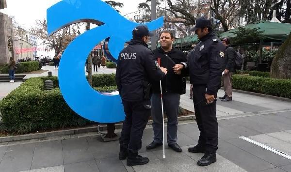 Polis engelli vatandaşın maaşını çekip, teslim ediyor