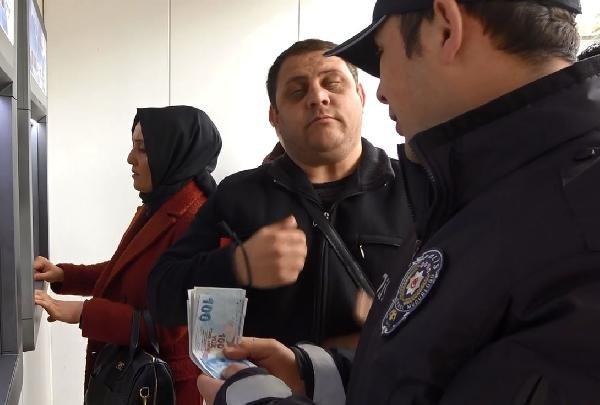 Polis engelli vatandaşın maaşını çekip, teslim ediyor