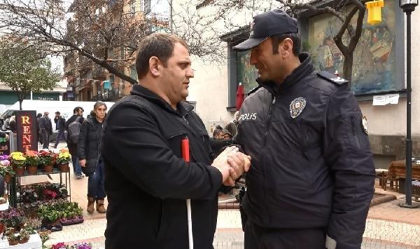 Polis engelli vatandaşın maaşını çekip, teslim ediyor