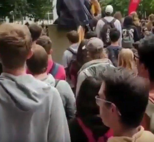 Yeni Zelanda'da ezana saygı duruşu