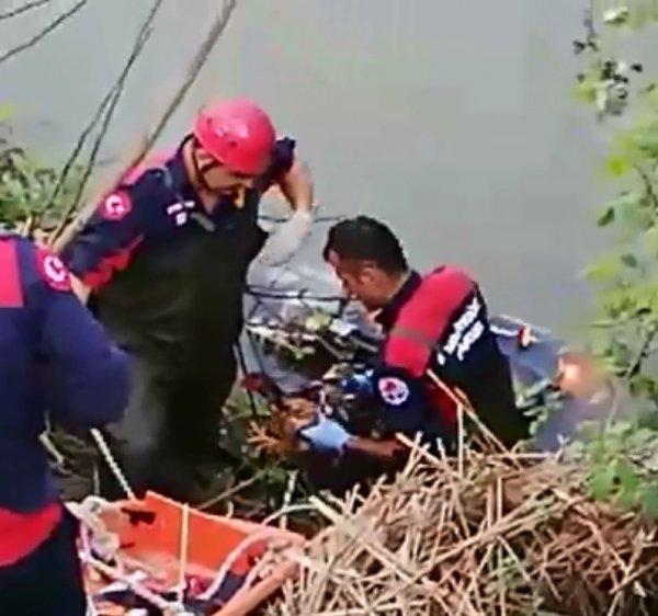 Motosiklet kazasında sürücü öldü tavuk ve civciv kurtuldu