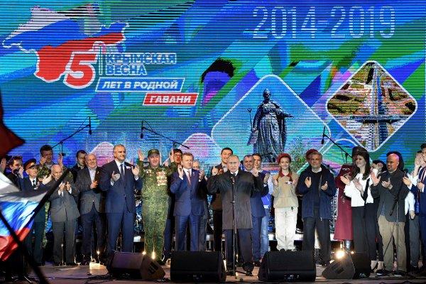 Putin, Kırım’da kutlamalara katıldı