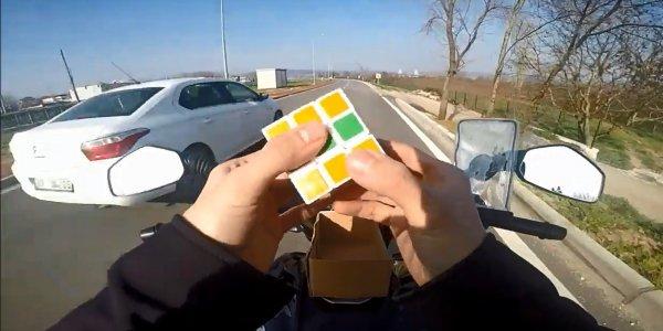 Ellerini bırakıp rubik küp çözdü, ehliyeti gitti