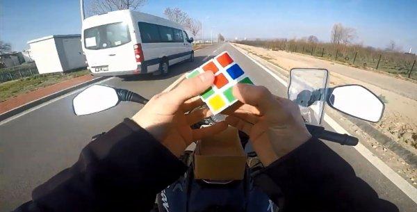 Ellerini bırakıp rubik küp çözdü, ehliyeti gitti