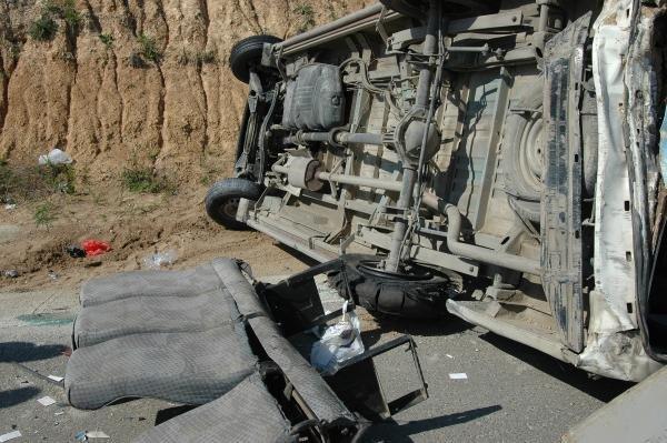 Adana'da midibüs devrildi: 19 yaralı