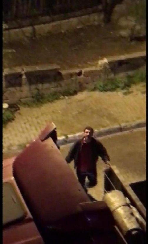 Hayvan kulübelerini tekmeleyerek kaldırdı