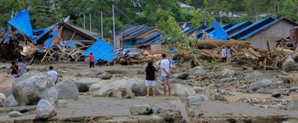 Endonezya’da hayatını kaybedenlerin sayısı 104 oldu