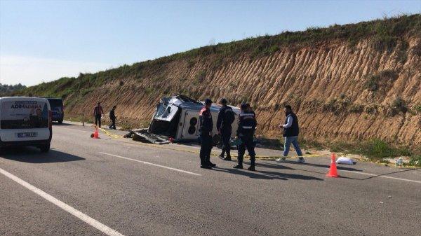 Adana'da midibüs devrildi: 19 yaralı