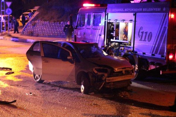 Pendik’te otomobil ile kamyon kafa kafaya çarpıştı: 2 ölü