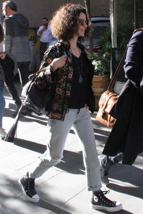 Beren Saat ellerini cebinden çıkardı