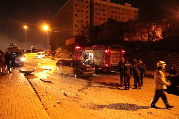 Pendik’te otomobil ile kamyon kafa kafaya çarpıştı: 2 ölü