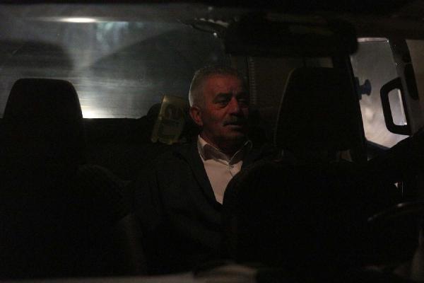 Otobüs yolun karşısına geçmeye çalışan bir kişiye çarptı