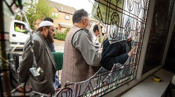 İngiltere'de 5 camiye balyozla saldırı