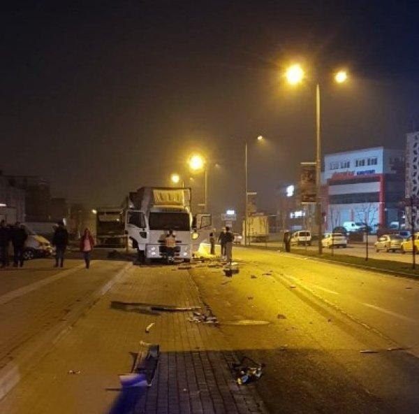 Alkollü otobüs şoförü çöp kamyonuna çarptı: 2 yaralı